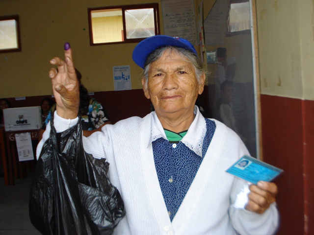 elecciones anciana vota